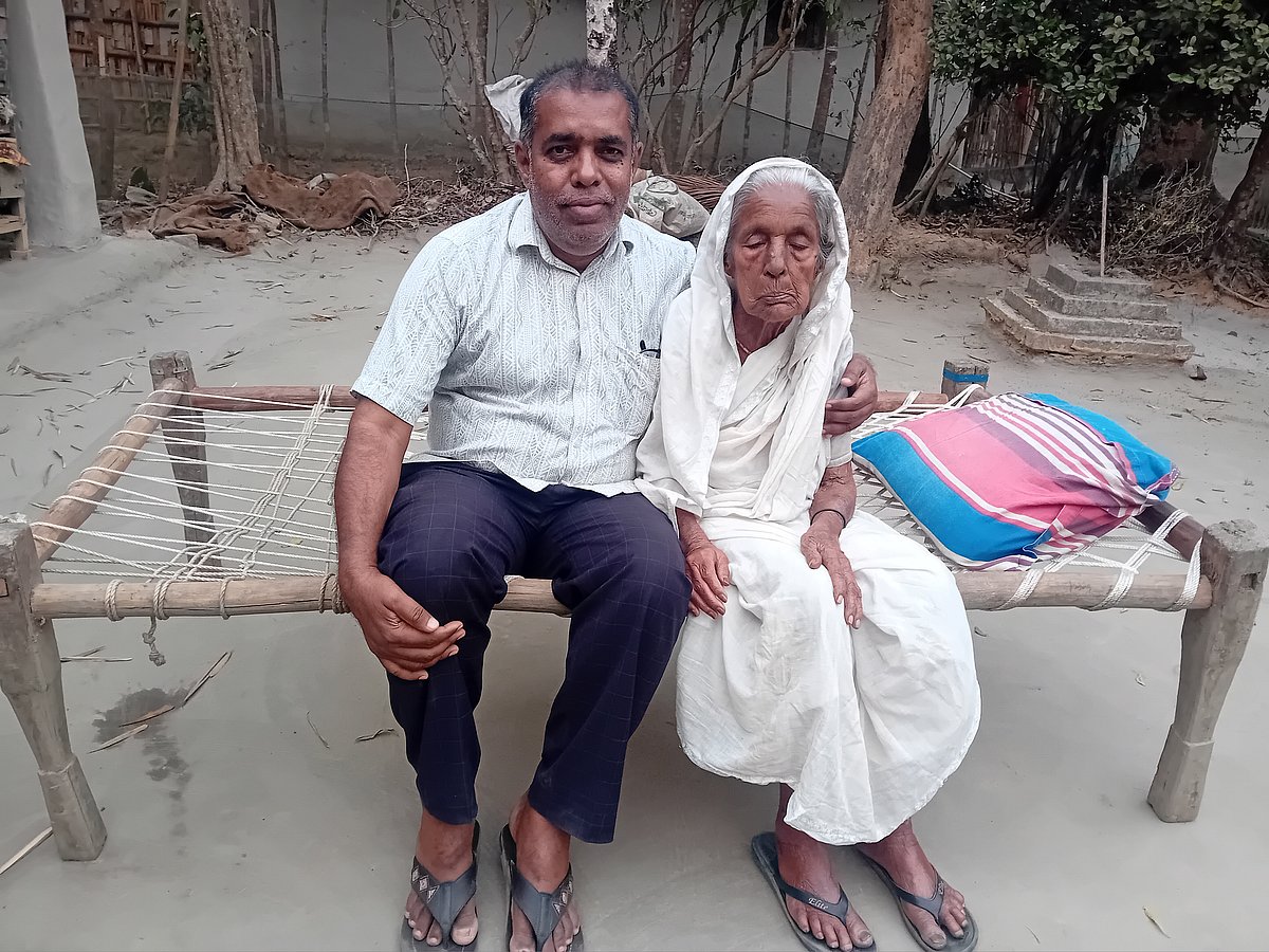 বাবার মুখে গল্প শুনে খুঁজে বের করলেন ১৩৩ বছরের পুরোনো আত্মীয়তা