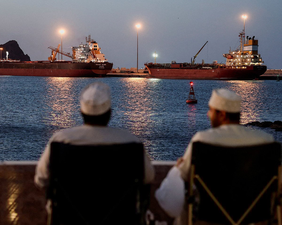 হরমুজ প্রণালি দখলে নেওয়ার ‘চিন্তাভাবনা’ করছেন ট্রাম্প