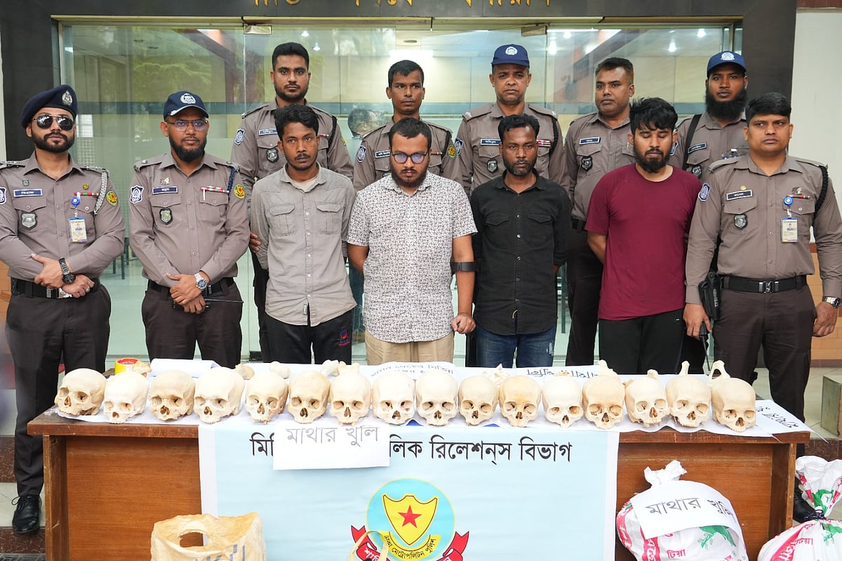 তেজগাঁও–উত্তরায় মানবদেহের বিপুল হাড় ও ৪৭টি খুলি উদ্ধার, গ্রেপ্তার ৪