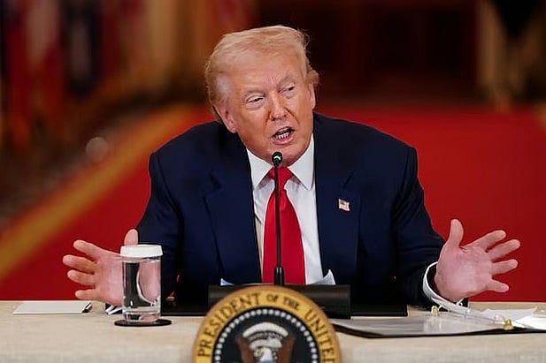 ইরানকে বিশ্বকাপ থেকে সরে যাওয়ার পরামর্শ ট্রাম্পের