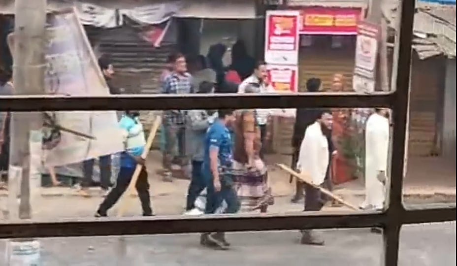 শ্রীপুরে কারখানায় শ্রমিক সরবরাহ নিয়ে বিএনপির দুই পক্ষের সংঘর্ষ