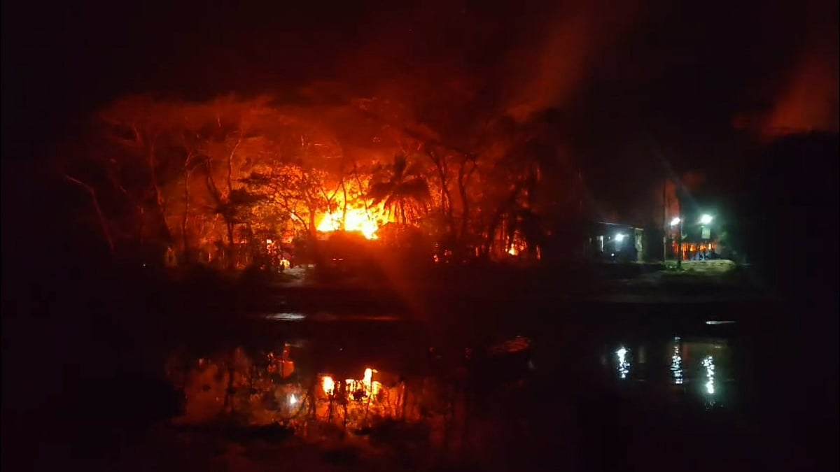 মাদারীপুরে হাতবোমা বিস্ফোরণ ঘটিয়ে প্রতিপক্ষের বসতঘরে অগ্নিসংযোগ ও লুটপাট