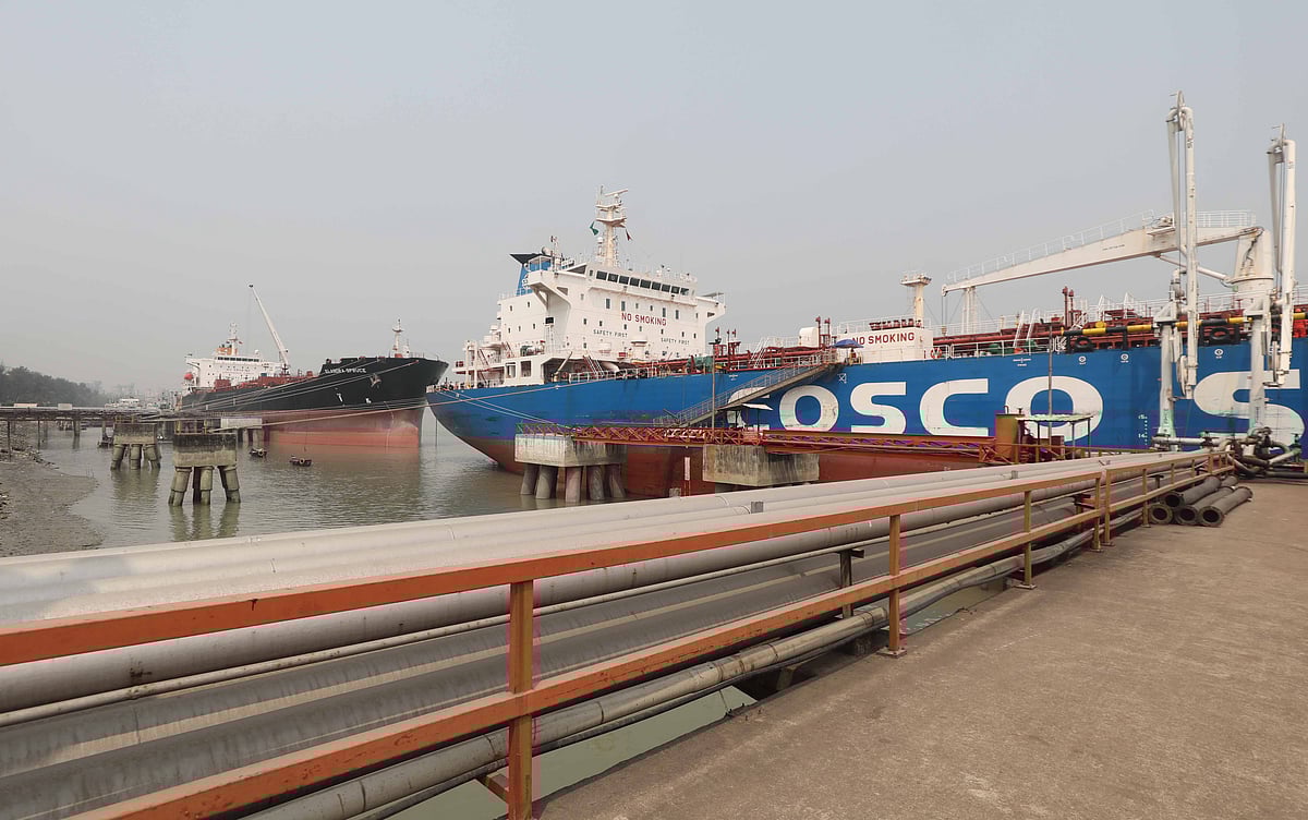 তেল সরবরাহ ঘিরে পতেঙ্গায় ব্যস্ততা