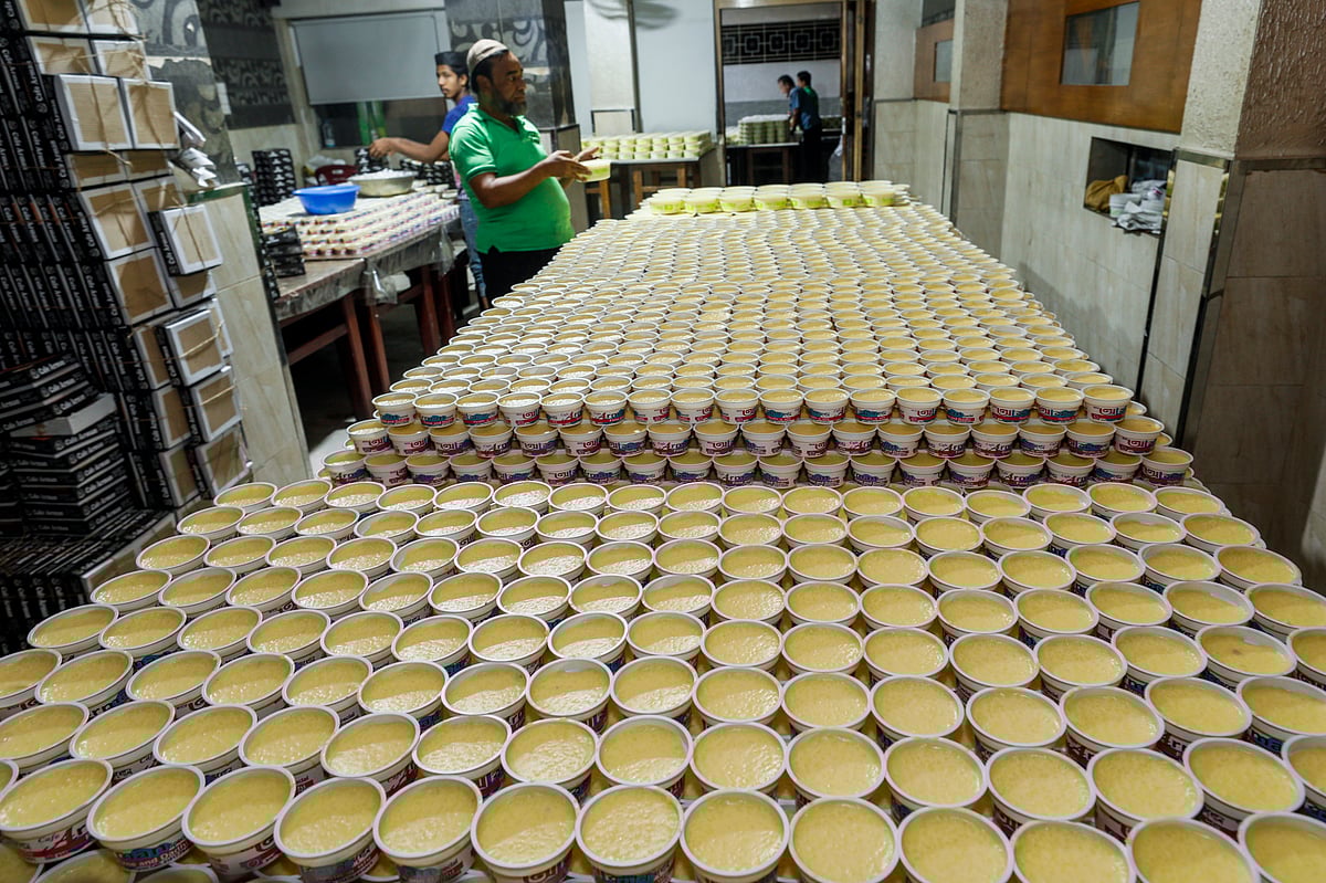 ইফতারের জনপ্রিয় পদ ফিরনি। বিভিন্ন আকারের বাটিতে তা বিক্রির জন্য প্রস্তুত করা হচ্ছে। 