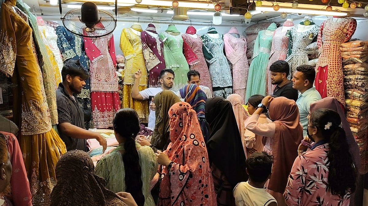 ফুটপাত-বিপণিবিতানসহ সব জায়গায় কেনাকাটার ধুম