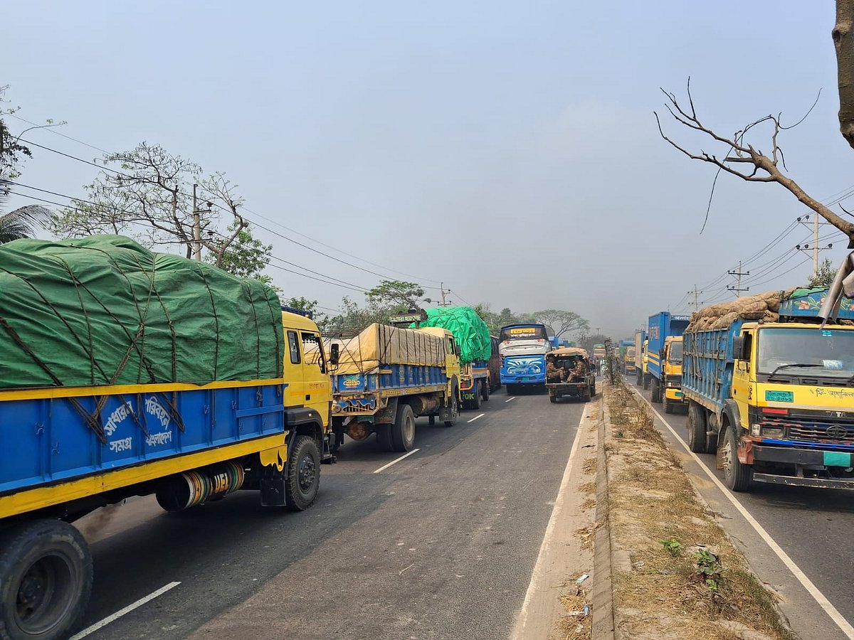 কুমিল্লায় বকেয়া বেতনের দাবিতে পোশাকশ্রমিকদের মহাসড়ক অবরোধ, যানজট