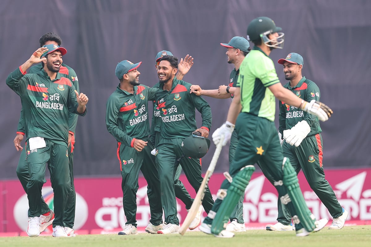 নাহিদের আগুনে বোলিংয়ে ৮২ রানেই ৯ উইকেট নেই পাকিস্তানের