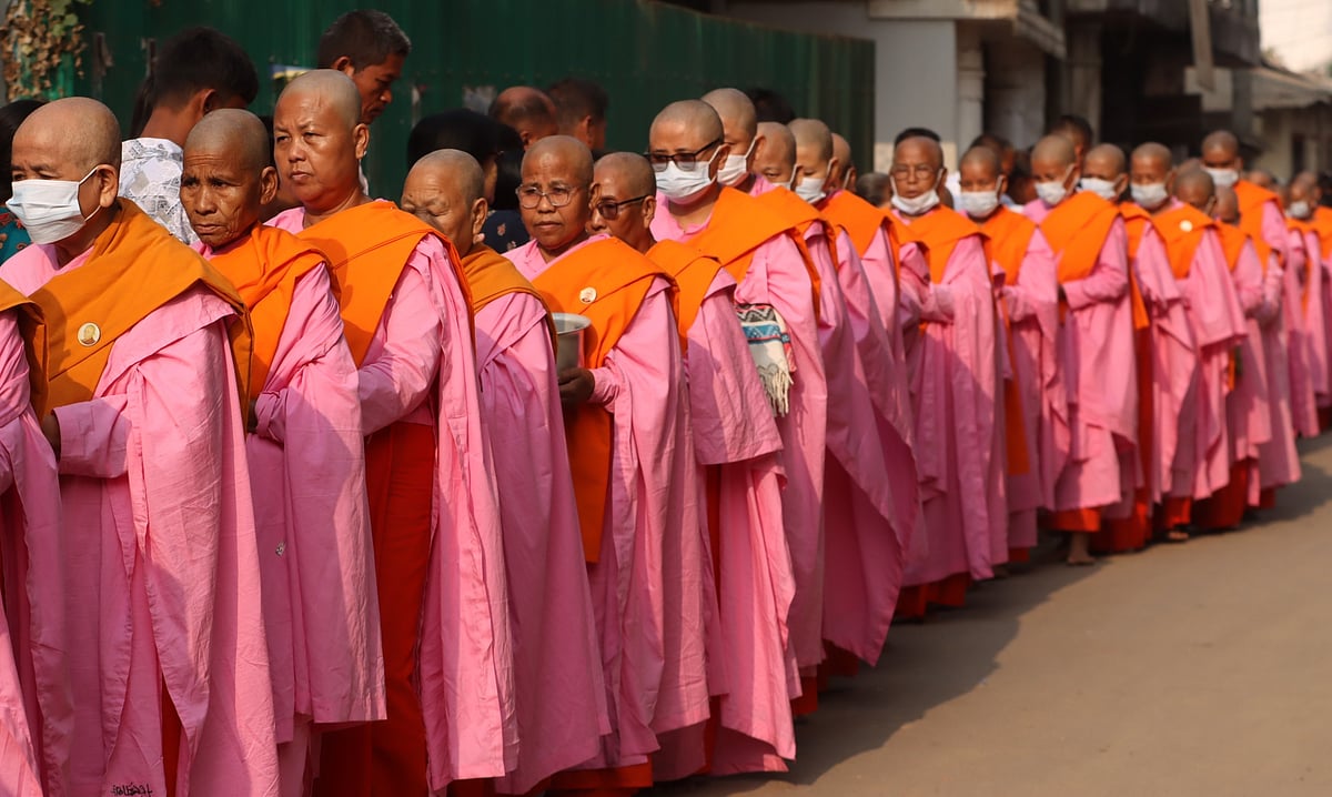 বান্দরবানে বর্ণিল পিণ্ডচারণ