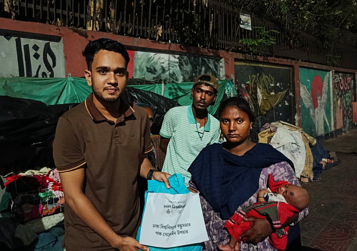 ঢাবি বন্ধুসভার 'সহমর্মিতার ঈদ': সুবিধাবঞ্চিতদের মাঝে ঈদ উপহার বিতরণ