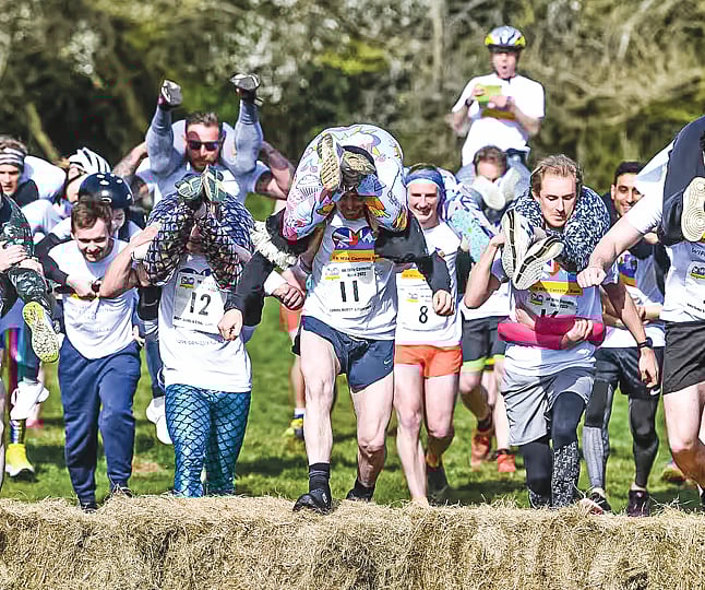 স্ত্রীকে কাঁধে নিয়ে দৌড় প্রতিযোগিতা