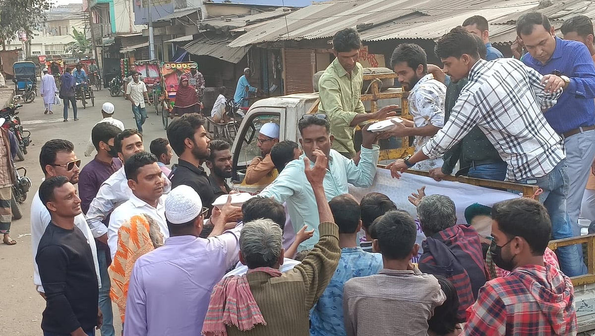 প্রতিদিন হাজারো দরিদ্র ও ছিন্নমূল মানুষকে ইফতার করায় ‘টিম রনি’