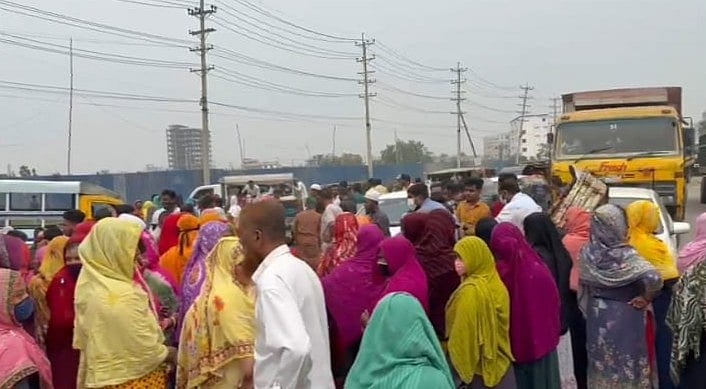 রূপগঞ্জে বকেয়া বেতন–ঈদ বোনাসের দাবিতে ঢাকা–সিলেট মহাসড়ক অবরোধ, যানজট
