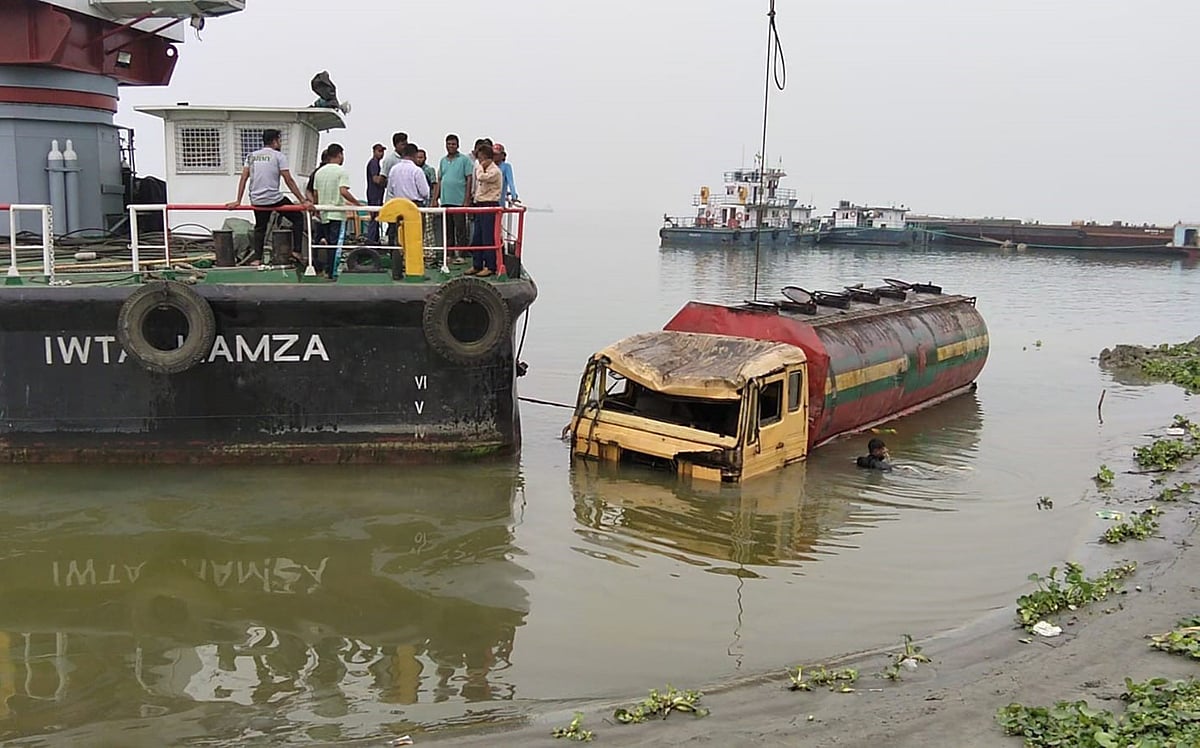 পাটুরিয়া ফেরিঘাটে ভোজ্যতেলবোঝাই লরি নদীতে, ১৬ ঘণ্টা পর উদ্ধার