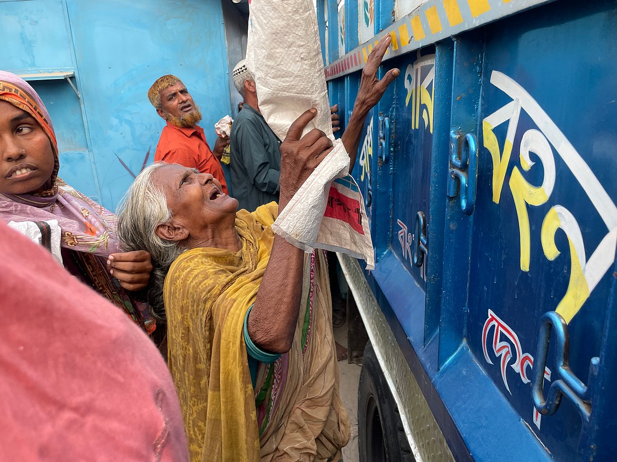 পাঁচ ঘণ্টা অপেক্ষার পরও টিসিবির পণ্য না পেয়ে অশীতিপর বৃদ্ধার আর্তনাদ
