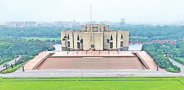 সংসদ অধিবেশনের শুরু থেকেই উত্তাপের আভাস