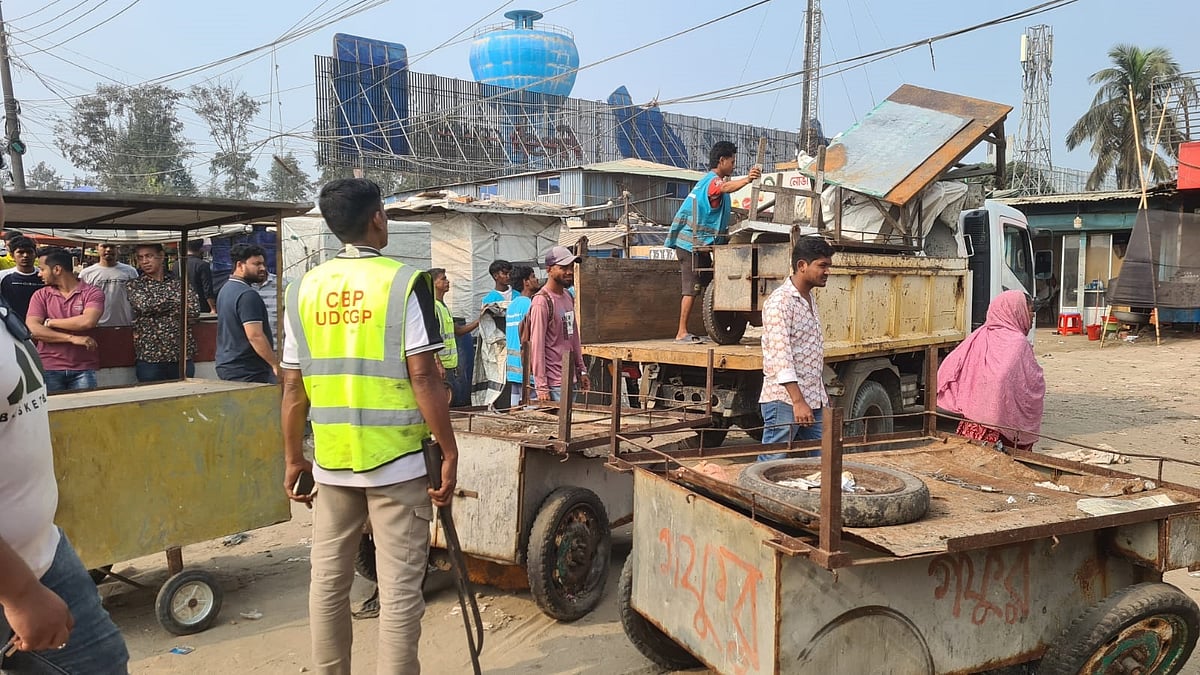 স্বরাষ্ট্রমন্ত্রীর নির্দেশনা অনুযায়ী কক্সবাজার সৈকতে অভিযান শুরু, প্রথম দিনে উচ্ছেদ ৩৩ দোকান