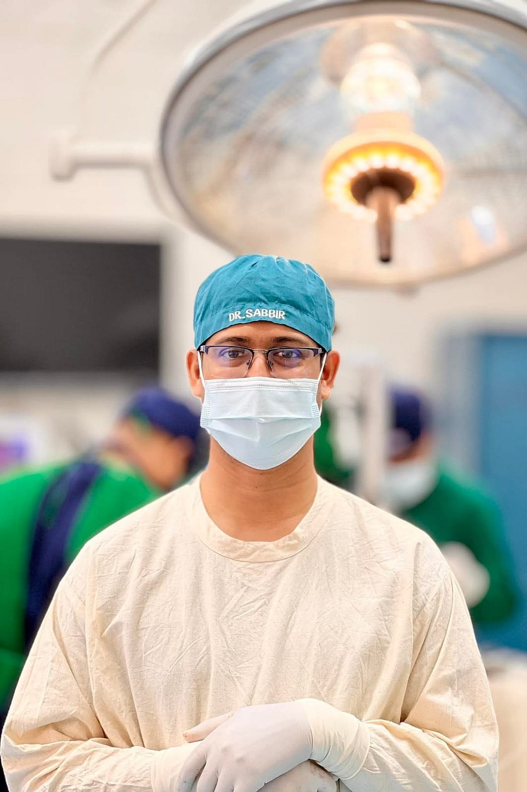 যে হাসপাতালের মেঝেতে নানাকে নিয়ে ছিলেন, এখন সেখানকার আবাসিক চিকিৎসকের দায়িত্বে