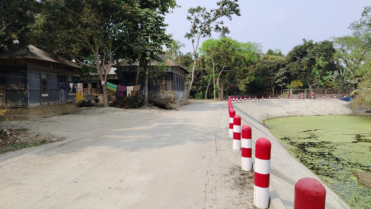 শ্রীনগরে সাবেক উপদেষ্টা আদিলুরের বাড়ির সামনে সড়ক নির্মাণ নিয়ে বিতর্ক