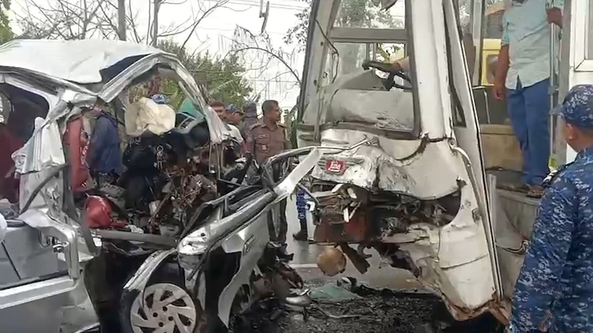 বিয়ের অনুষ্ঠান থেকে ফেরার পথে বাগেরহাটে মাইক্রোবাস দুর্ঘটনা, নিহত ১৩