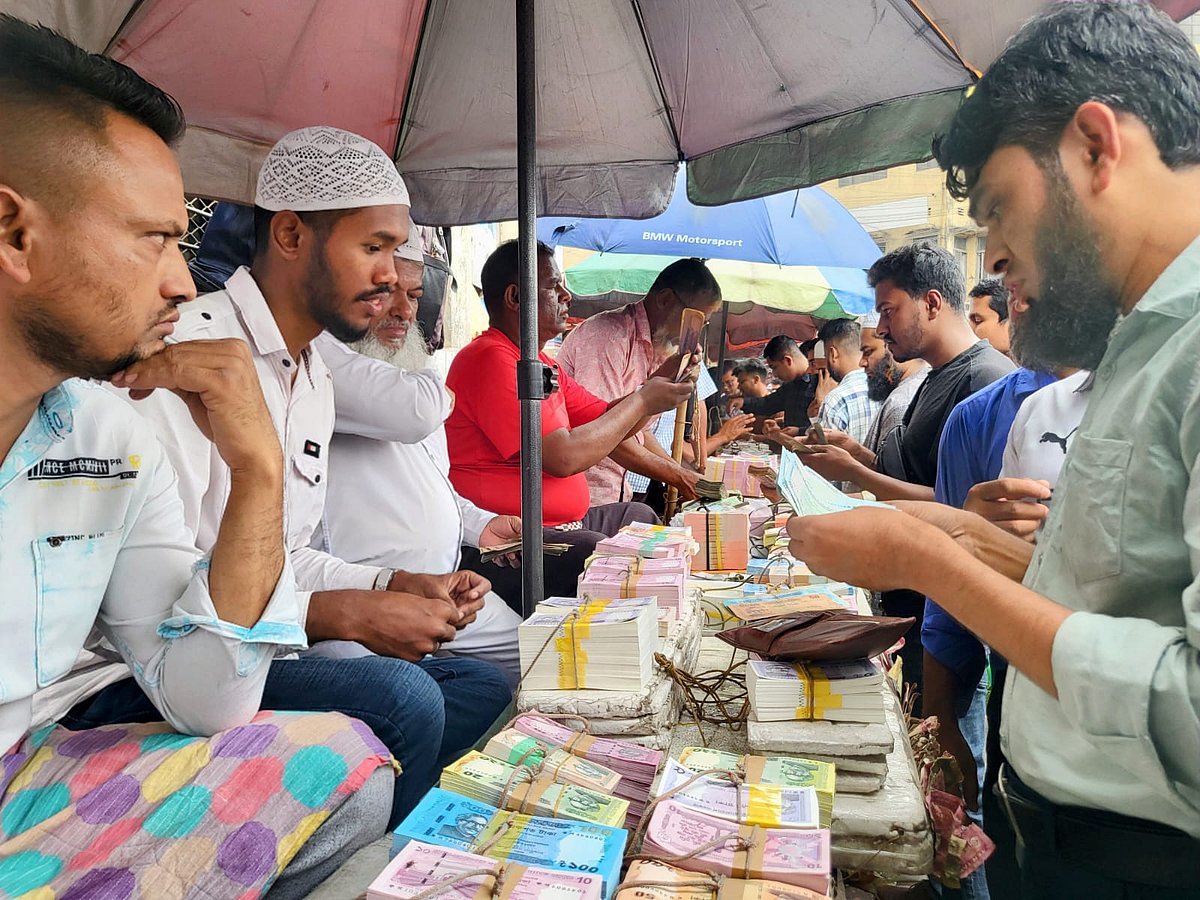 নতুন নোট কিনতে বান্ডিলপ্রতি ১৫০-৪৫০ টাকা বাড়তি দিতে হচ্ছে