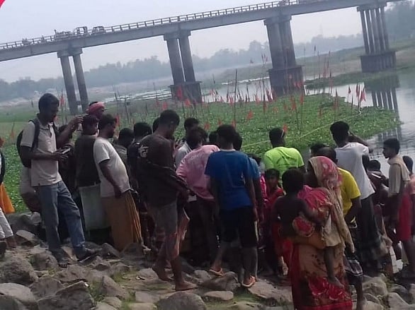 ছবি তোলার সময় ট্রেনের ধাক্কায় রেলসেতু থেকে ছিটকে পড়ে দুই খালাতো ভাইয়ের মৃত্যু