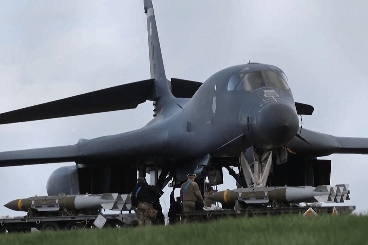 ইরানের ভূগর্ভে হামলা চালাতে বি-১ বোমারু বিমান মারণাস্ত্রে সাজাচ্ছে যুক্তরাষ্ট্র