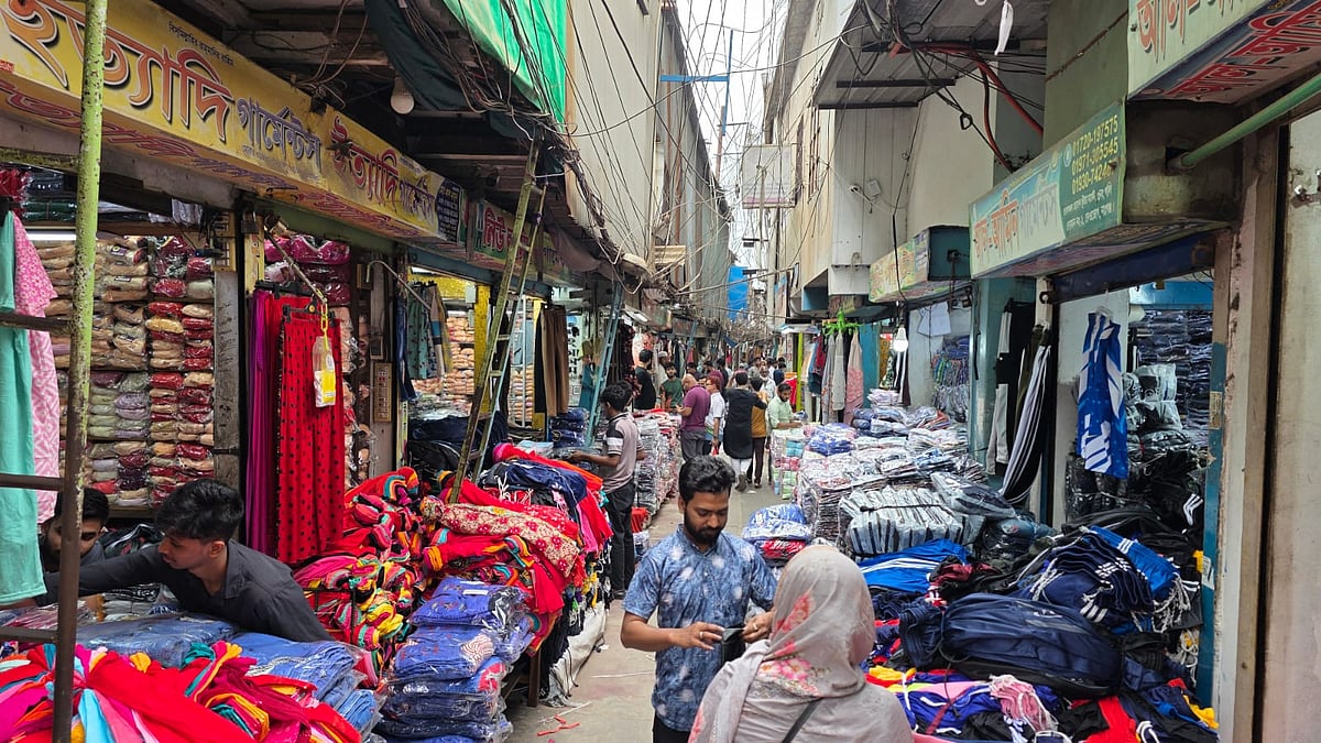 নারায়ণগঞ্জের দেওভোগের পোশাক যাচ্ছে সারা দেশে