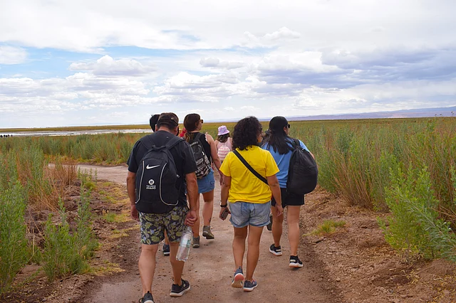 লেগুনা সিহার– এর প্রবেশ পথে পর্যটক দল 