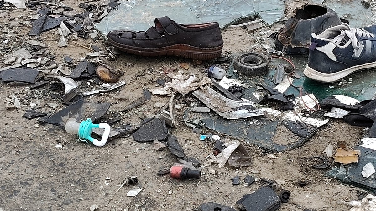 ঘটনাস্থলে আজও যাচ্ছে উৎসুক মানুষ, পড়ে আছে চুষনি-জুতা, টুকরা কাচ