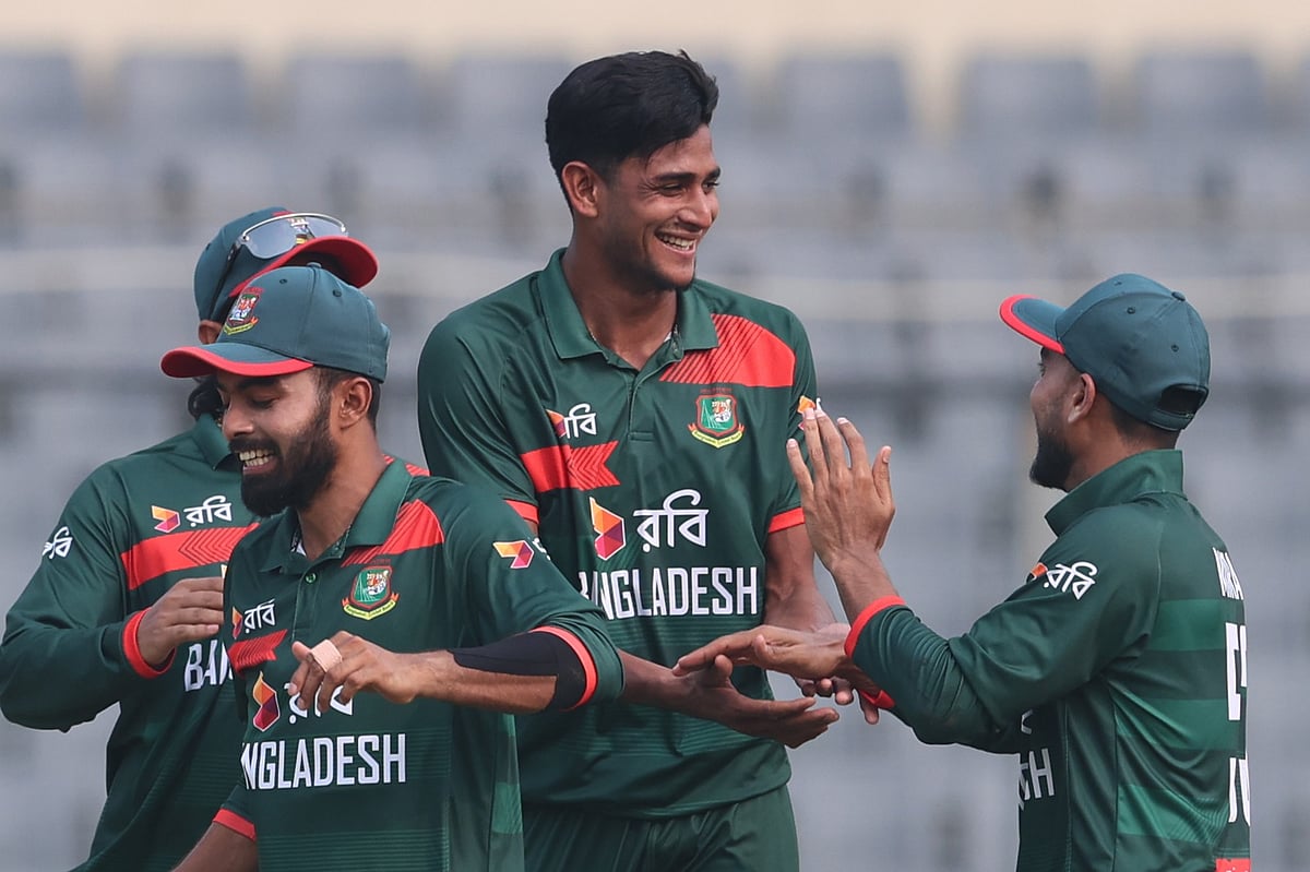 ৩০ ওভারে পাকিস্তানের রান ৩ উইকেটে ১৬৯