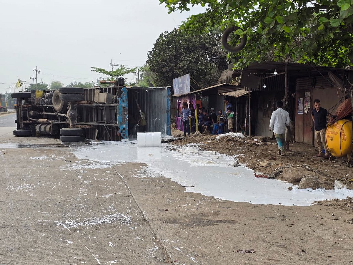 মহাসড়কে উল্টে গেল কাভার্ড ভ্যান, রাস্তায় ছড়িয়ে–ছিটিয়ে ‘ফেভিকলের গ্লু’