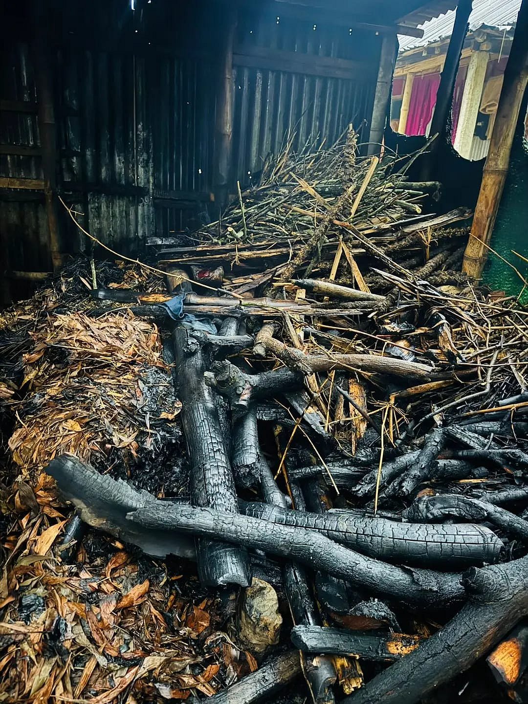 ছাত্রলীগ অভিযোগ তুলে মারধরের ঘটনায় ‘জড়িত’ ছাত্রশক্তি নেতার গ্রামের বাড়িতে আগুন