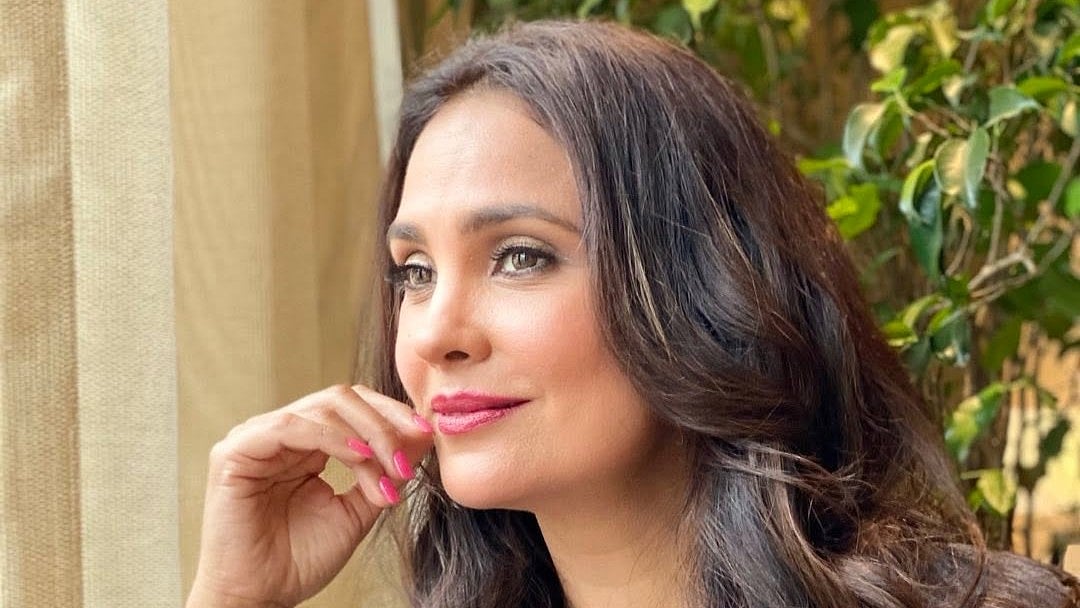 সামান্য দূরে বোমাবর্ষণ, দুবাই থেকে ফিরে ভয়ংকর অবস্থার কথা জানালেন লারা