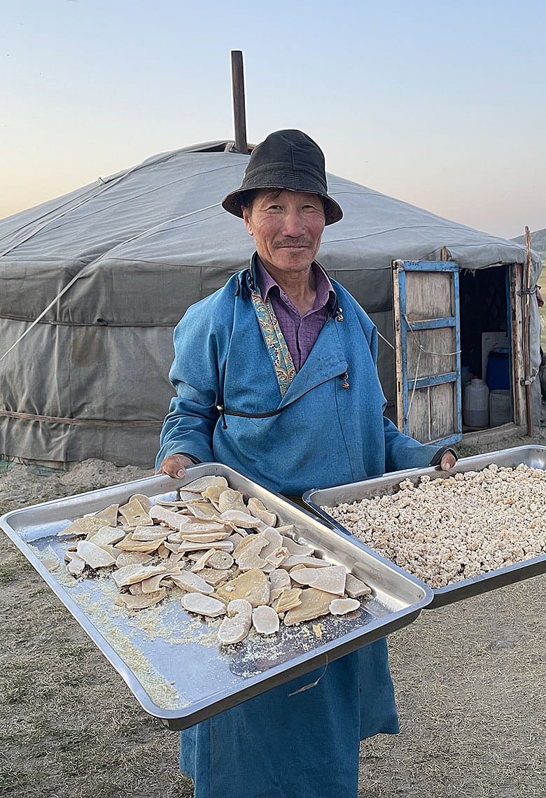 ভ্রমণে ভোজনে: মঙ্গোলিয়ায় তৃণভূমির আঘ্রাণ