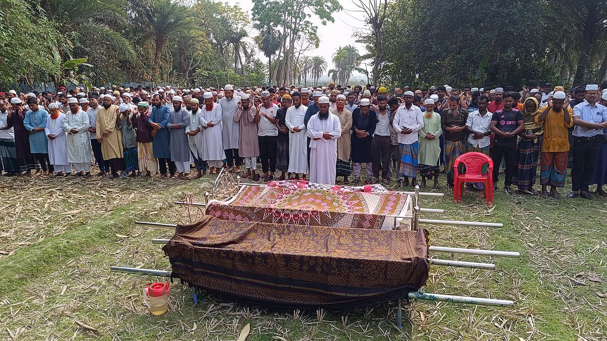 এক পরিবারের তিনজনের একসঙ্গে জানাজা, শোকে স্তব্ধ নাকশা গ্রাম