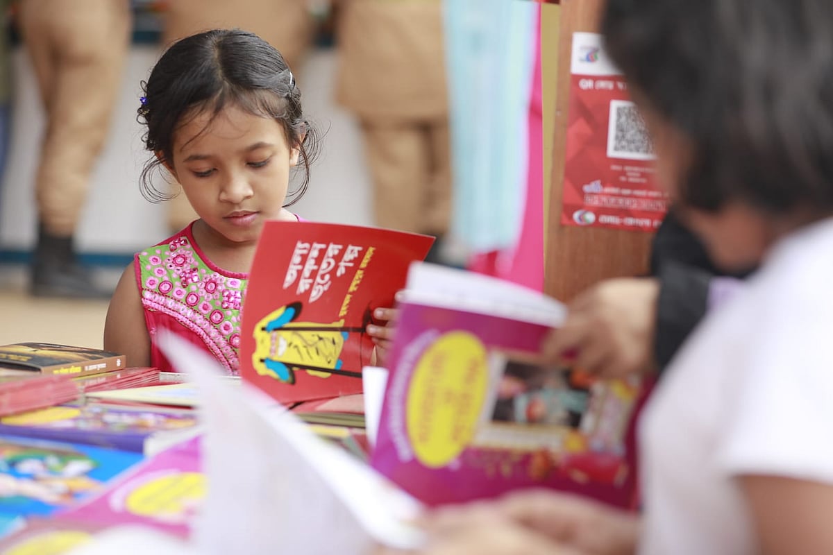 শিশুপ্রহরে বই, পুতুল, বায়োস্কোপে মুগ্ধ শিশুরা