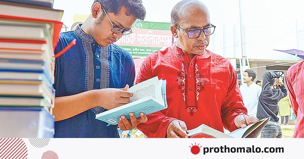 বই কিনতেই আসছেন পাঠকেরা বই কিনতেই আসছেন পাঠকেরা