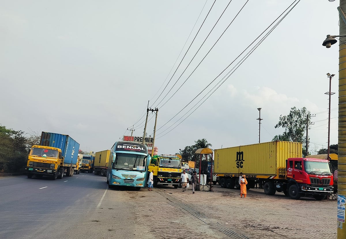 ডিজেল নিতে সড়কের ওপর যানবাহনের দীর্ঘ সারি, মহাসড়কের ৮ কিলোমিটারে যানজট