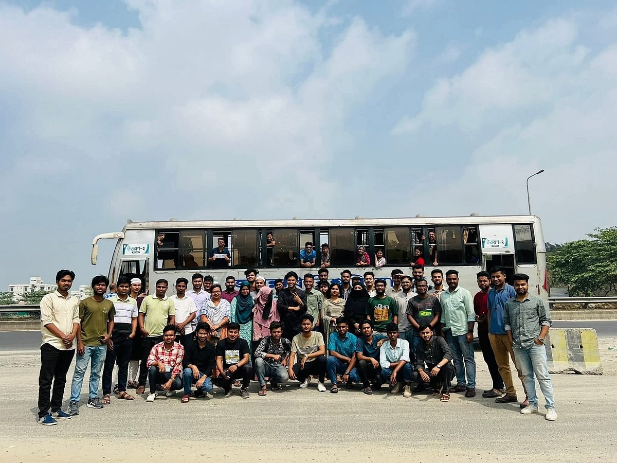 বিশ্ববিদ্যালয়ের বাসে জবি শিক্ষার্থীদের ঈদযাত্রা