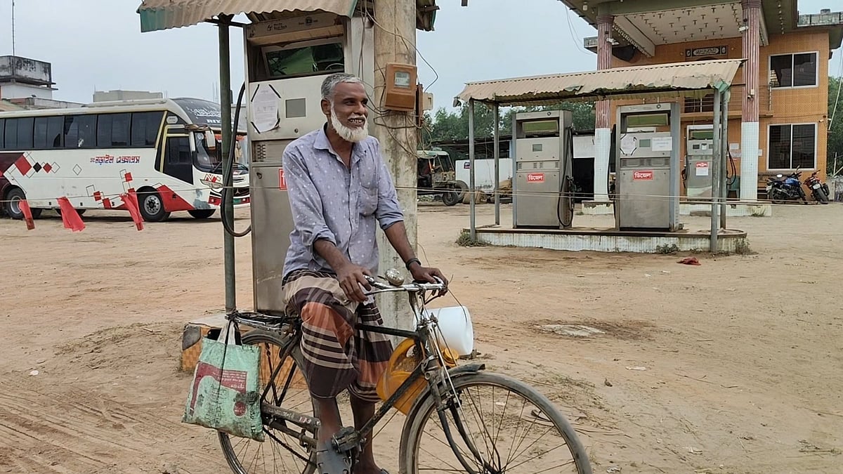 ‘গাড়িআলারা তেল পাচ্ছে, আমরা কৃষকেরা পাচ্ছিনে’