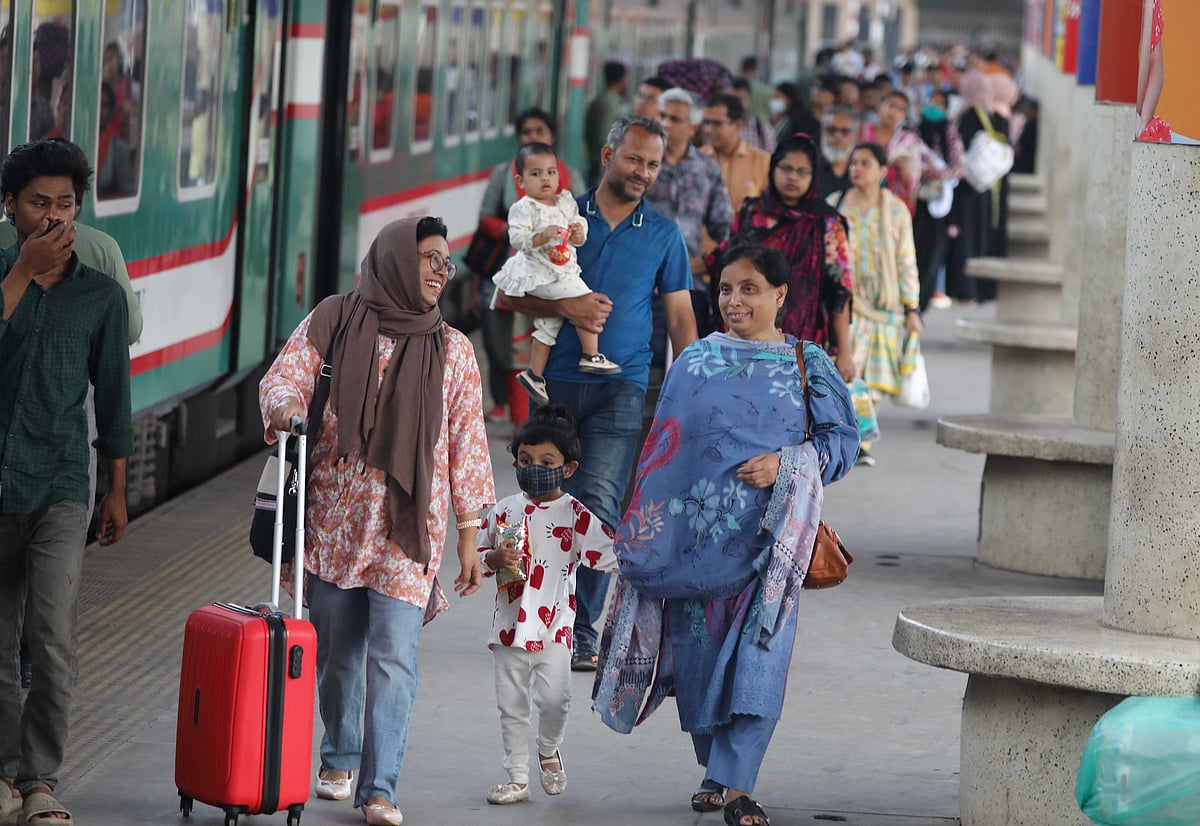 একটু আগেই ঘরে ফেরা