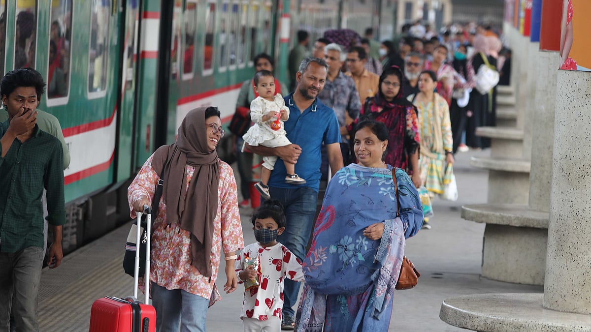 যাত্রা শুরুর আগে হাসিমুখে ট্রেনযাত্রীরা