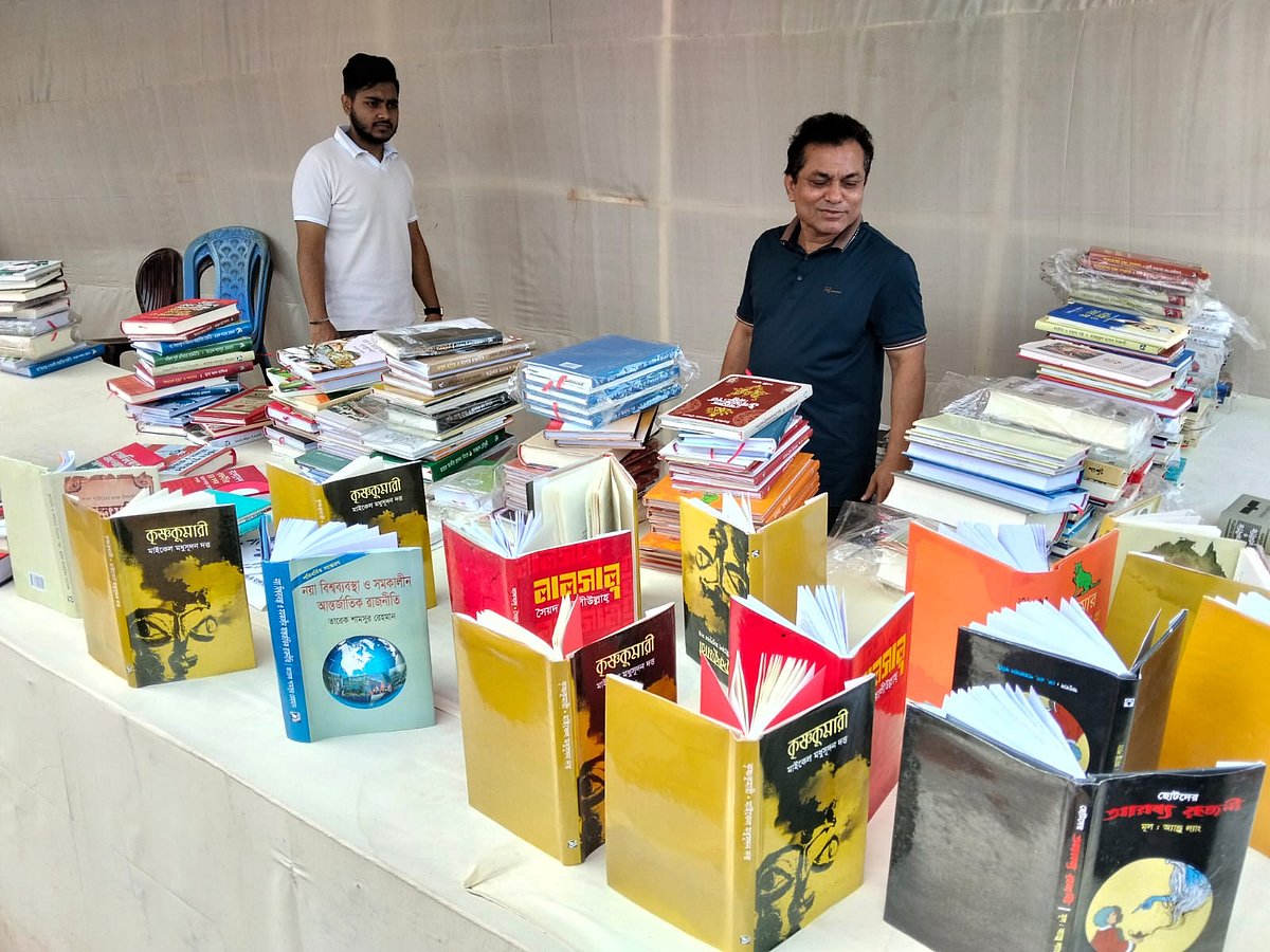 হঠাৎ বৃষ্টিতে ভিজল বইমেলার বই