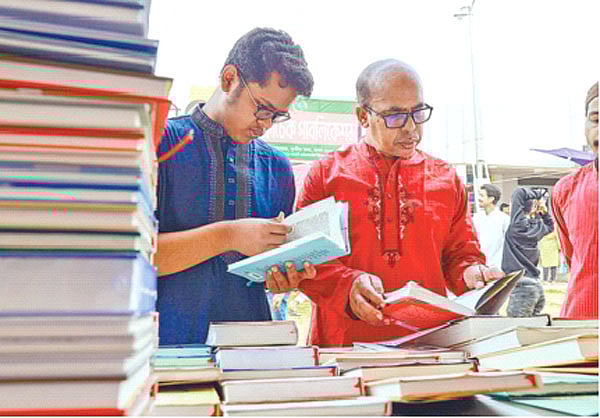 বই কিনতেই আসছেন পাঠকেরা 