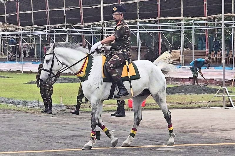 ঘোড়া ছুটিয়ে মহড়ায় এলেন কুচকাওয়াজের অধিনায়ক