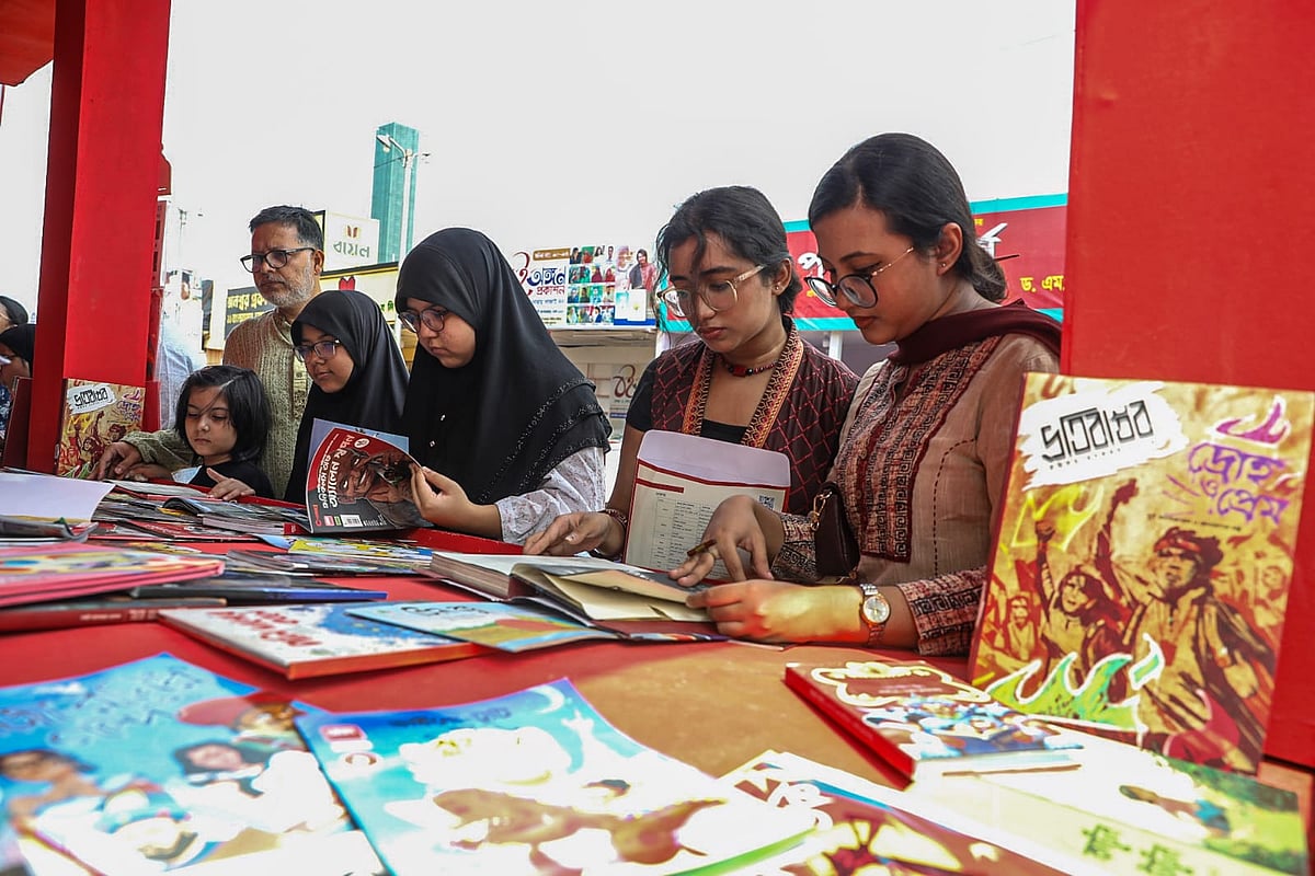 শেষ শিশুপ্রহরে শিশুদের আনন্দে মুখর বইমেলা