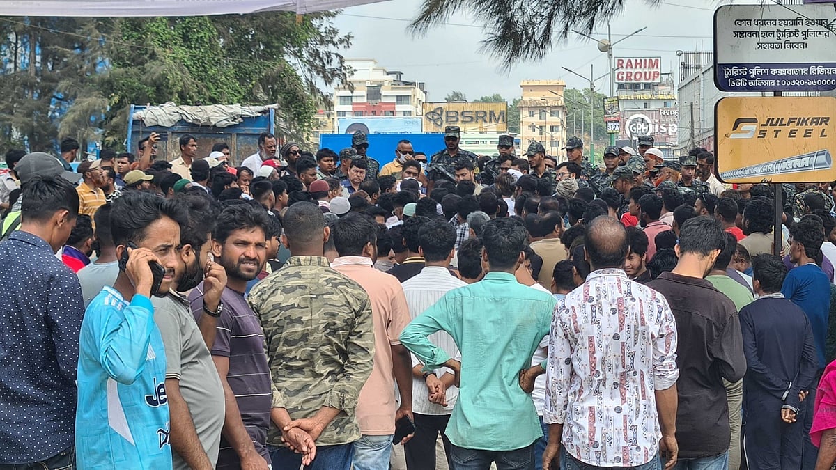 বাধার মুখে অবৈধ দোকান উচ্ছেদ অভিযান স্থগিত, মালামাল সরাতে প্রশাসনের সময়সীমা