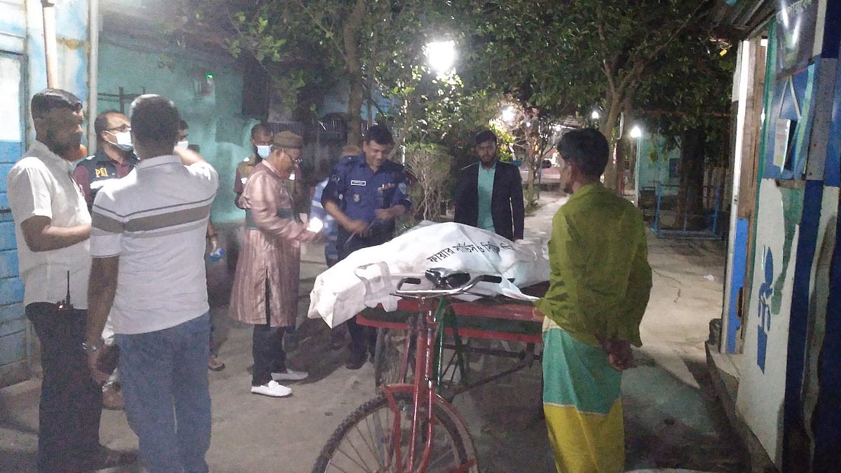 ফেনীতে থানার পাশের দিঘি থেকে এক ব্যক্তির লাশ উদ্ধার