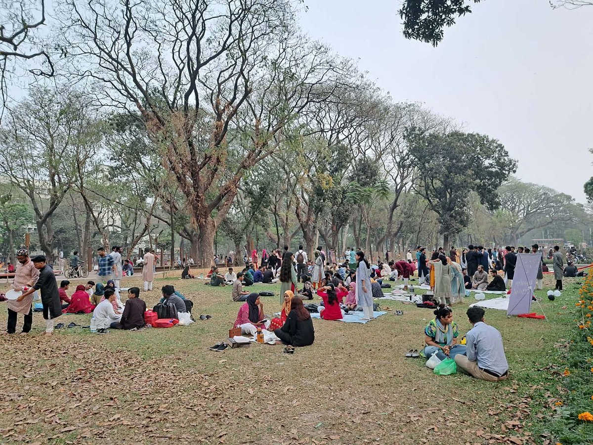 ঢাকা বিশ্ববিদ্যালয়ে জেলাভিত্তিক সংগঠনগুলোর ইফতার আয়োজনের ধুম