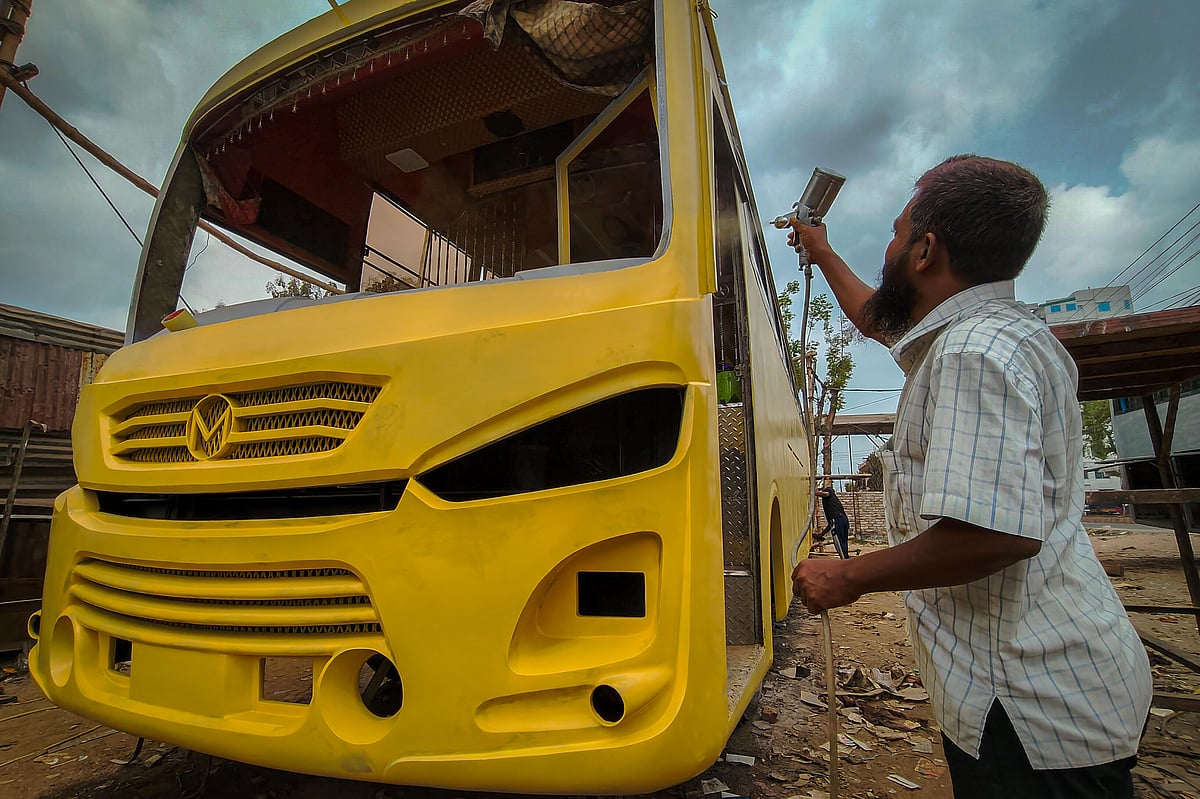 বাসে চলছে রঙের কাজ 